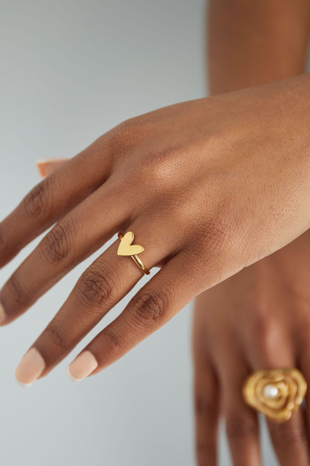 Klassischer Liebesring – Goldfarbe - Goldfarbefarbe – offizielle Produktaufnahme – Bild 2
