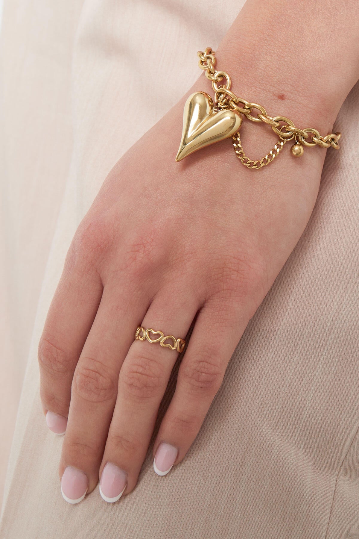 Ring „Love“ – Goldfarbe - Goldfarbefarbe – offizielle Produktaufnahme – Bild 2
