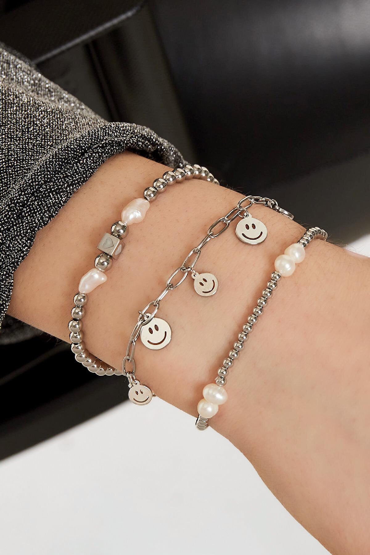 Armband Mehrere Smileys Goldfarbe Edelstahl – offizielle Produktaufnahme – Bild 4