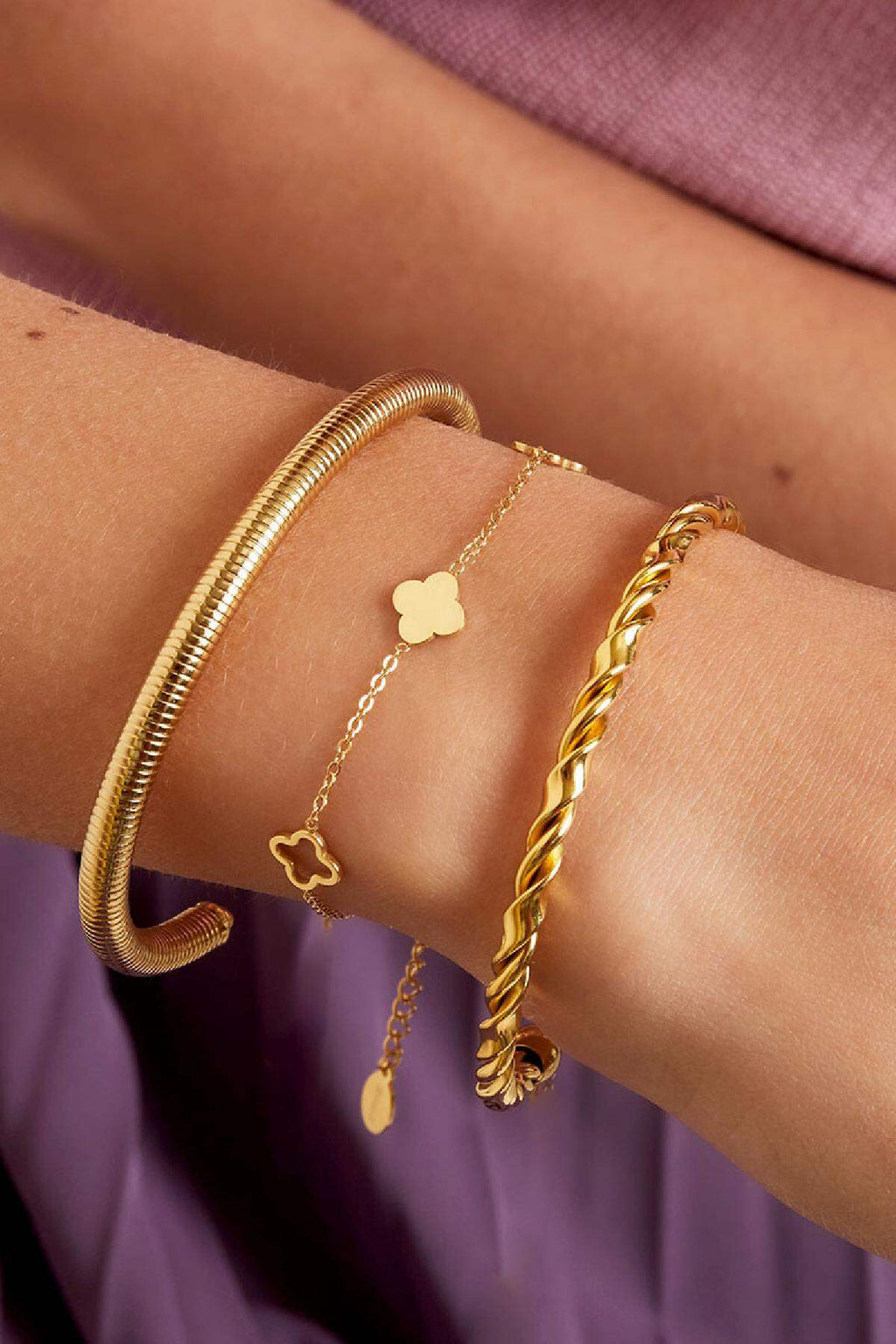 Armband Klee Goldfarbe Edelstahl – offizielle Produktaufnahme – Bild 2