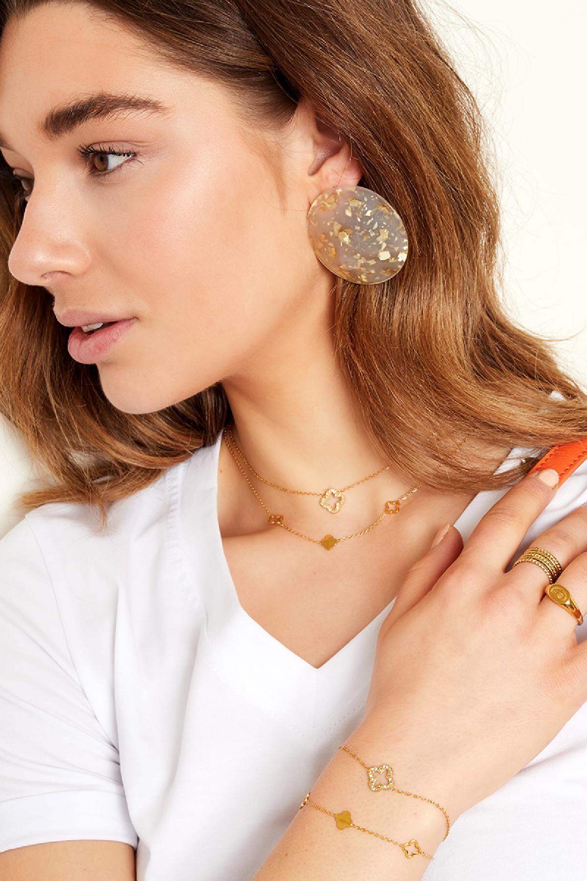 Armband Kleeblatt Mit Zirkonsteinen Goldfarbe Edelstahl – offizielle Produktaufnahme – Bild 3