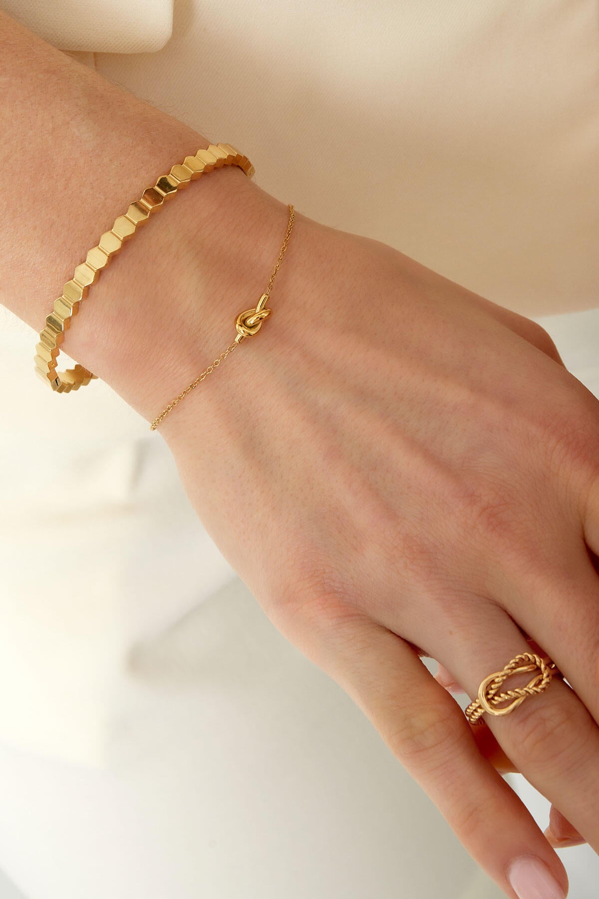 Schlichtes Armband Mit Geknotetem Anhänger – offizielle Produktaufnahme – Bild 2