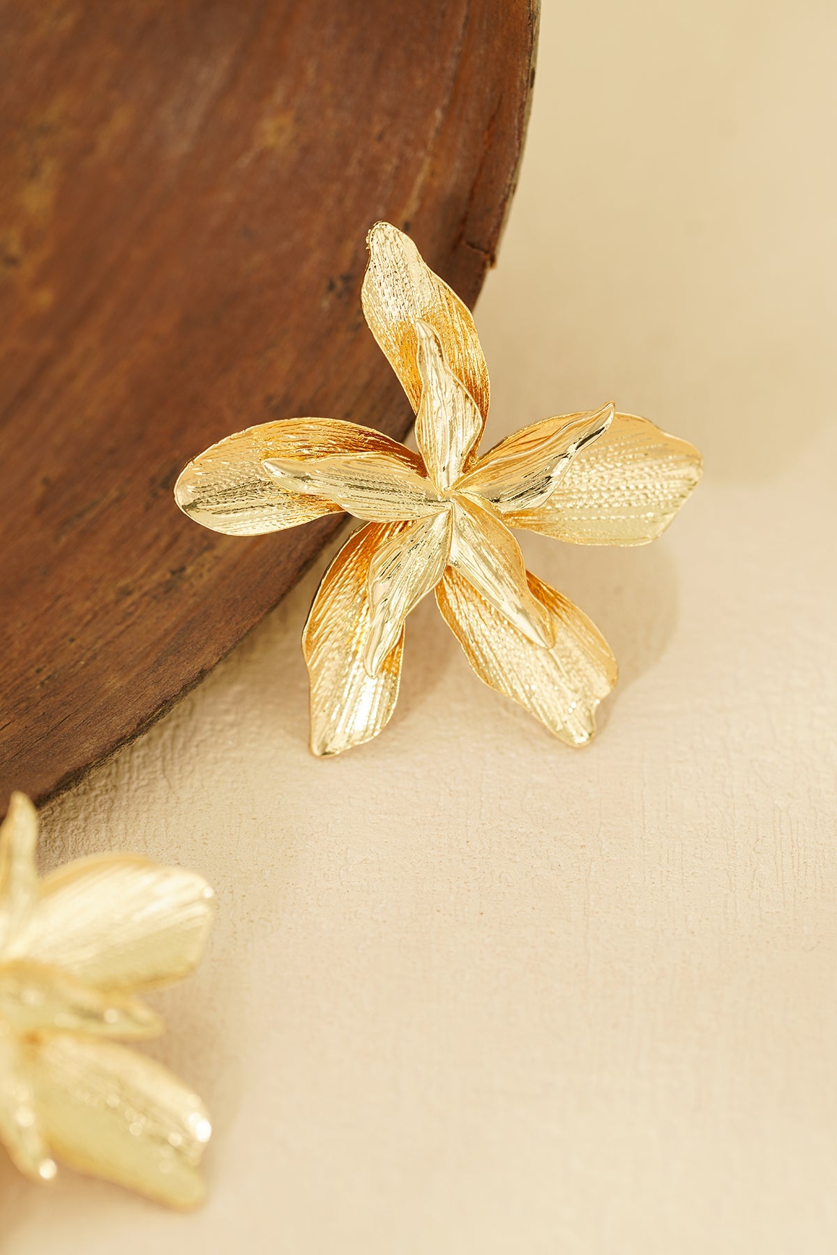 LIVAYA Ohrringe Ohrstecker mit Blumenmotiv aus Legierung