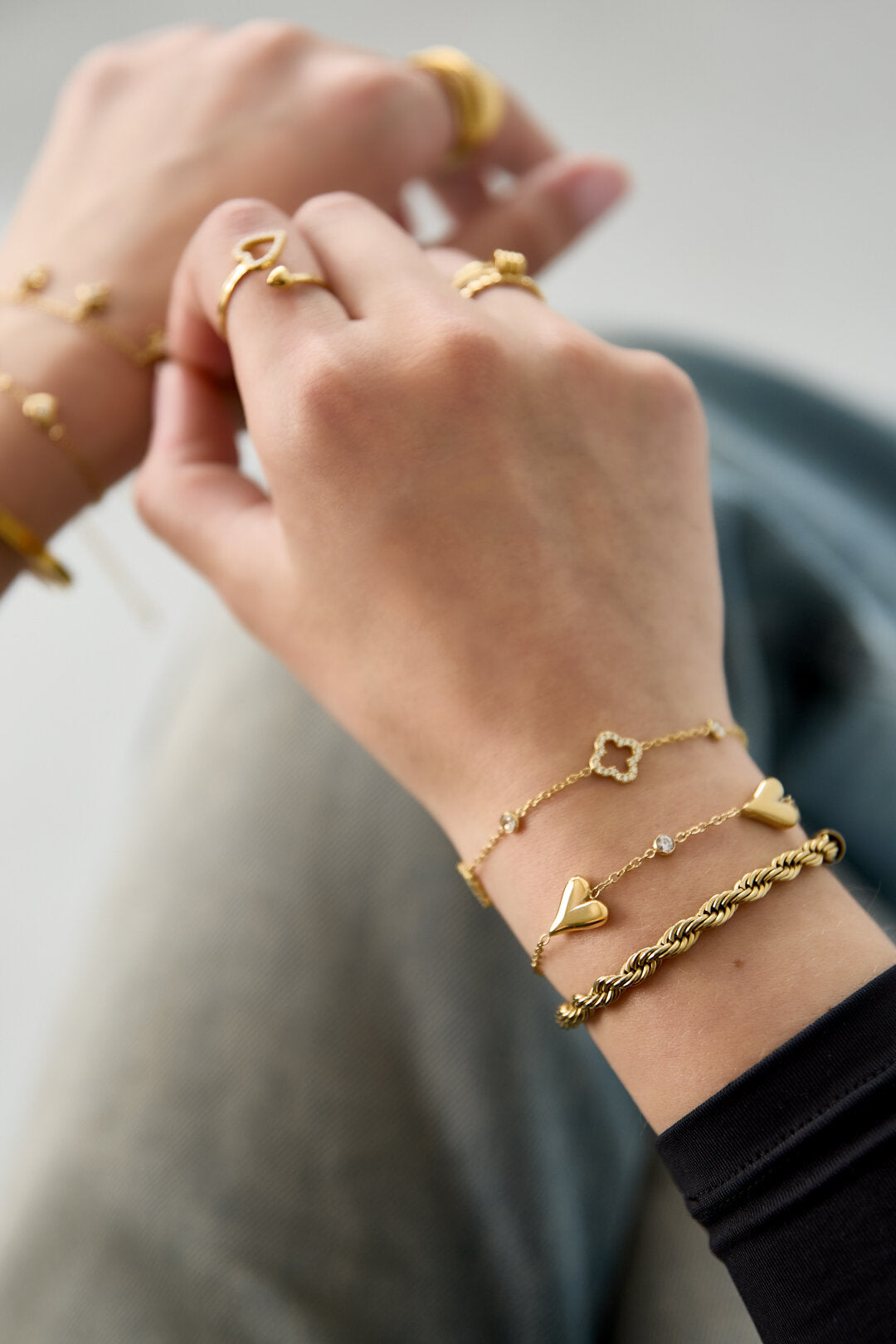 Armband Mit Drei Massiven Herzen Und Steinen – offizielle Produktaufnahme – Bild 2
