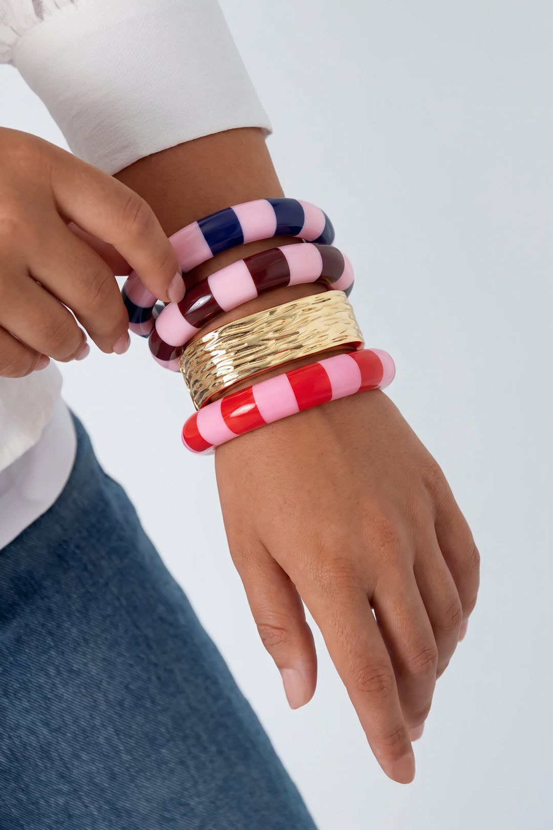 LIVAYA Armband Armreif aus Resin mit Streifenmuster – Bild 8