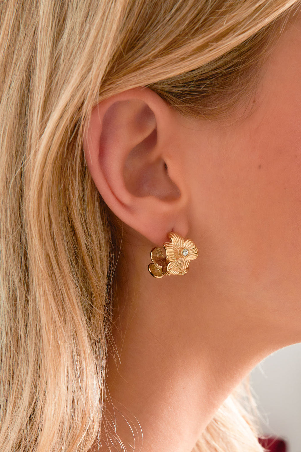 LIVAYA Ohrringe Damen Creolen mit Blumenmotiv aus Edelstahl
