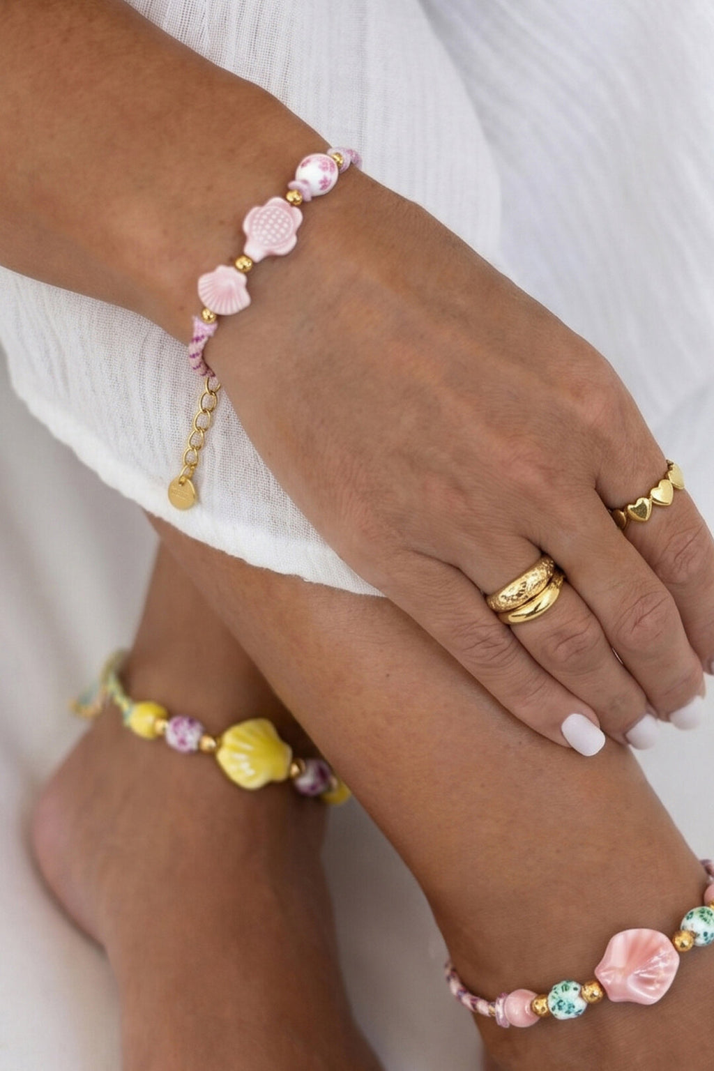 Armband Mit Schildpatt- Und Muschelperlen Und Seilmotiv – offizielle Produktaufnahme