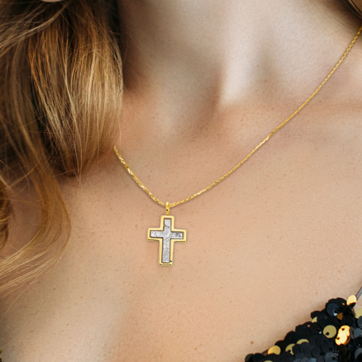 Kreuz Anhänger aus 333er Gelbgold von ONE ELEMENT – Bild 2
