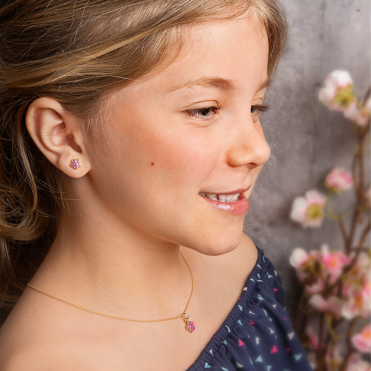 Zirkonia Blume Anhänger aus 333er Gelbgold von ONE ELEMENT – Bild 2