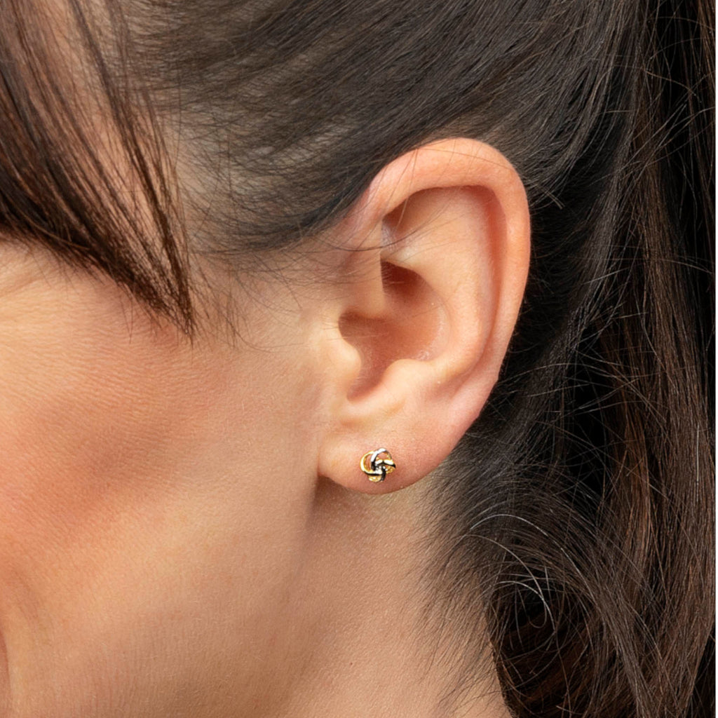 Knoten Ohrringe Ohrstecker aus 333er Gelbgold von ONE ELEMENT – Bild 3