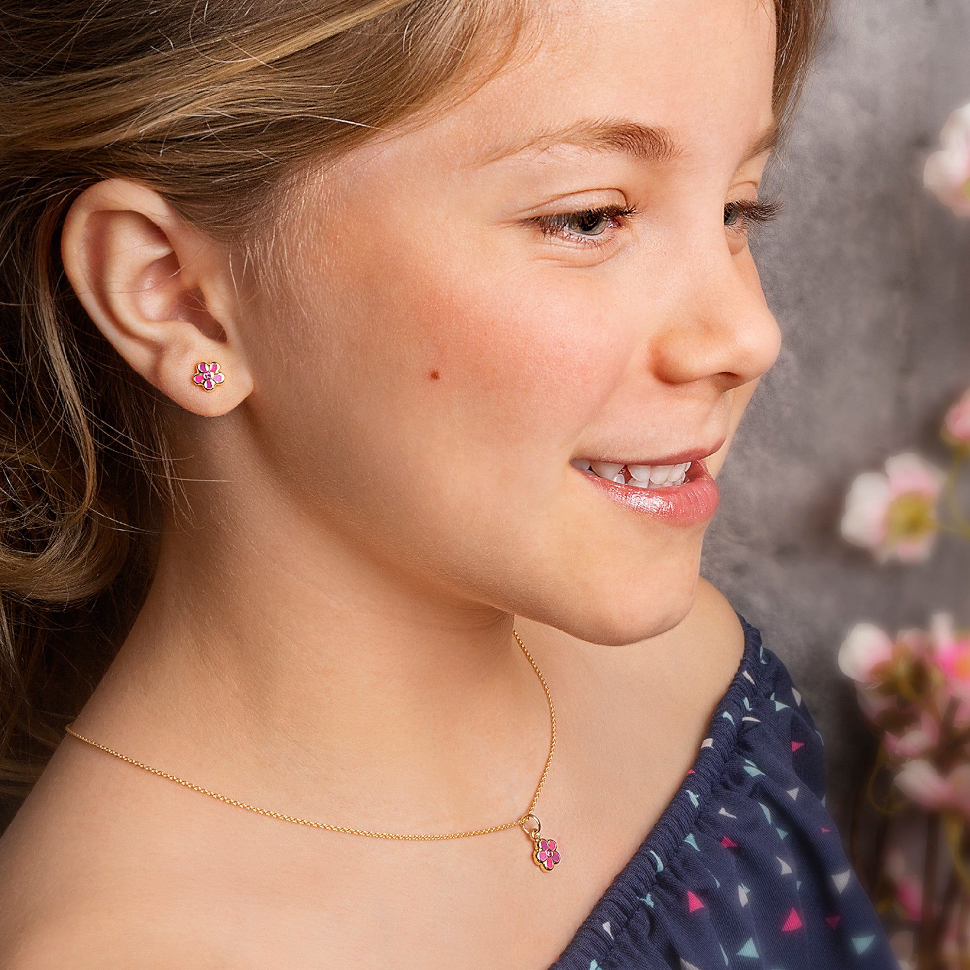 Zirkonia Blume Ohrringe Ohrstecker aus 333er Gelbgold von ONE ELEMENT – Bild 3