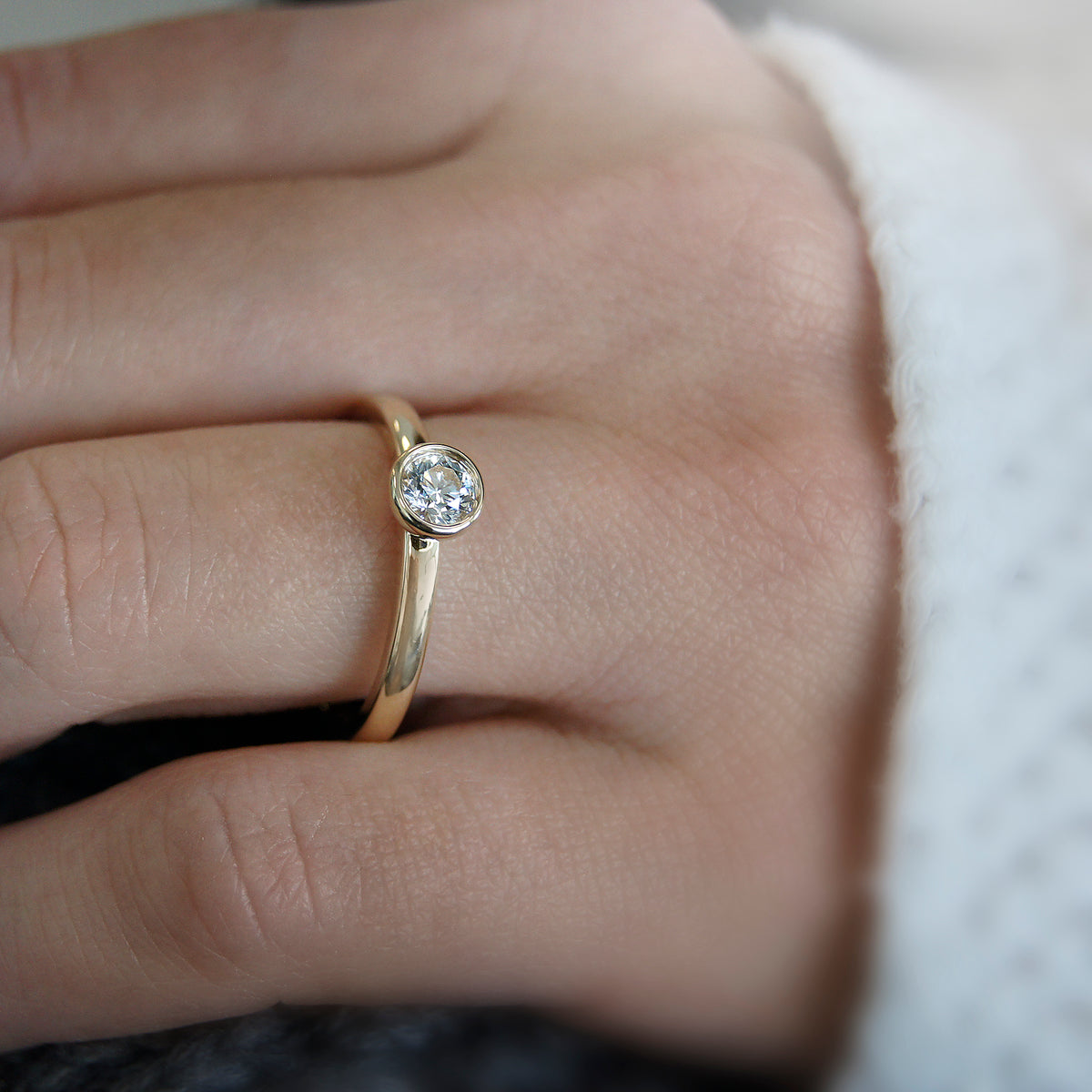 0.1 ct Diamant Brillant Zarge Ring aus 585er Gelbgold von ONE ELEMENT – Bild 3