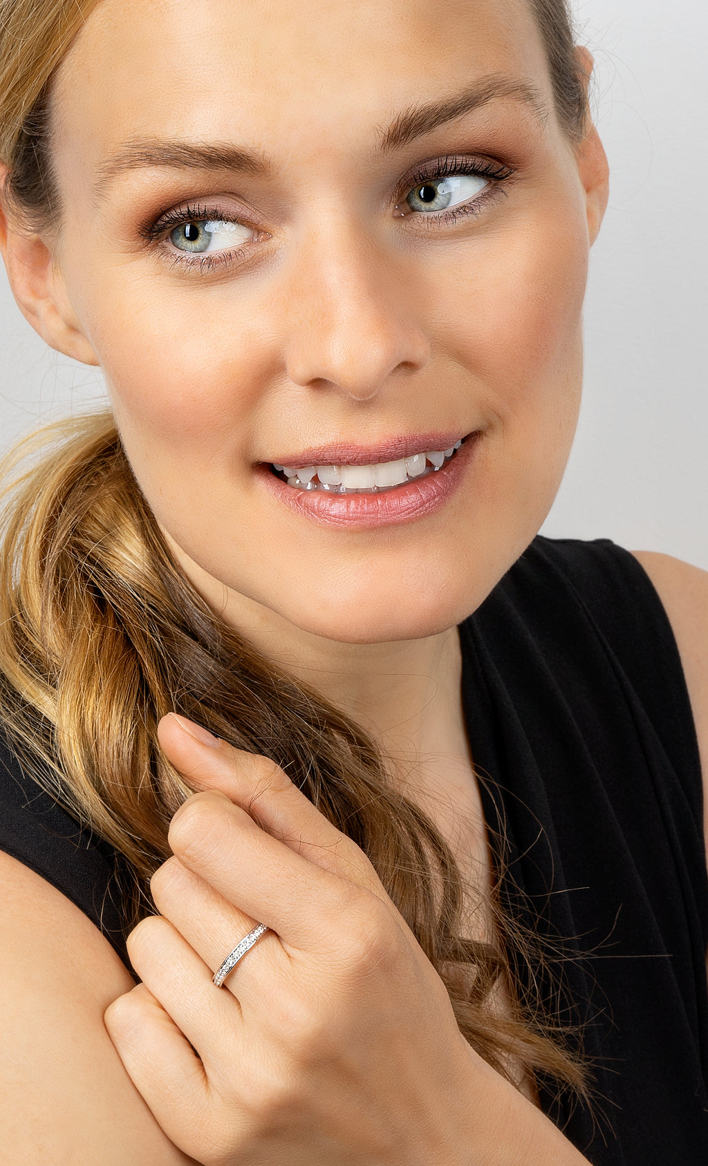 Memoire-Ring aus 585er Weißgold, 0,33 ct – Trageansicht 2