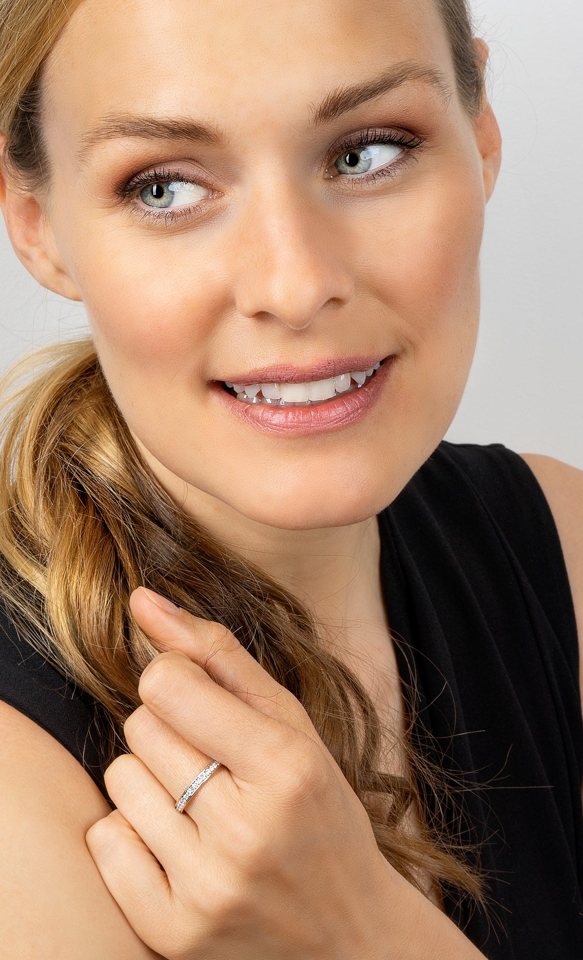 Memoire-Ring aus 585er Weißgold, 0,33 ct – Trageansicht 2