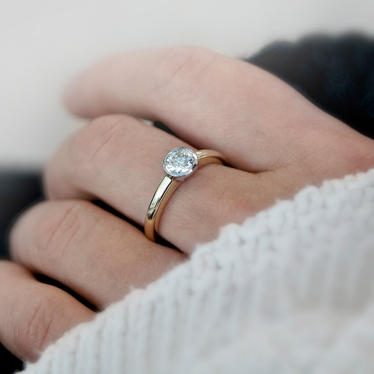 Diamantring mit Zargenfassung aus 585er Gelbgold, 0,25 ct – Trageansicht 2