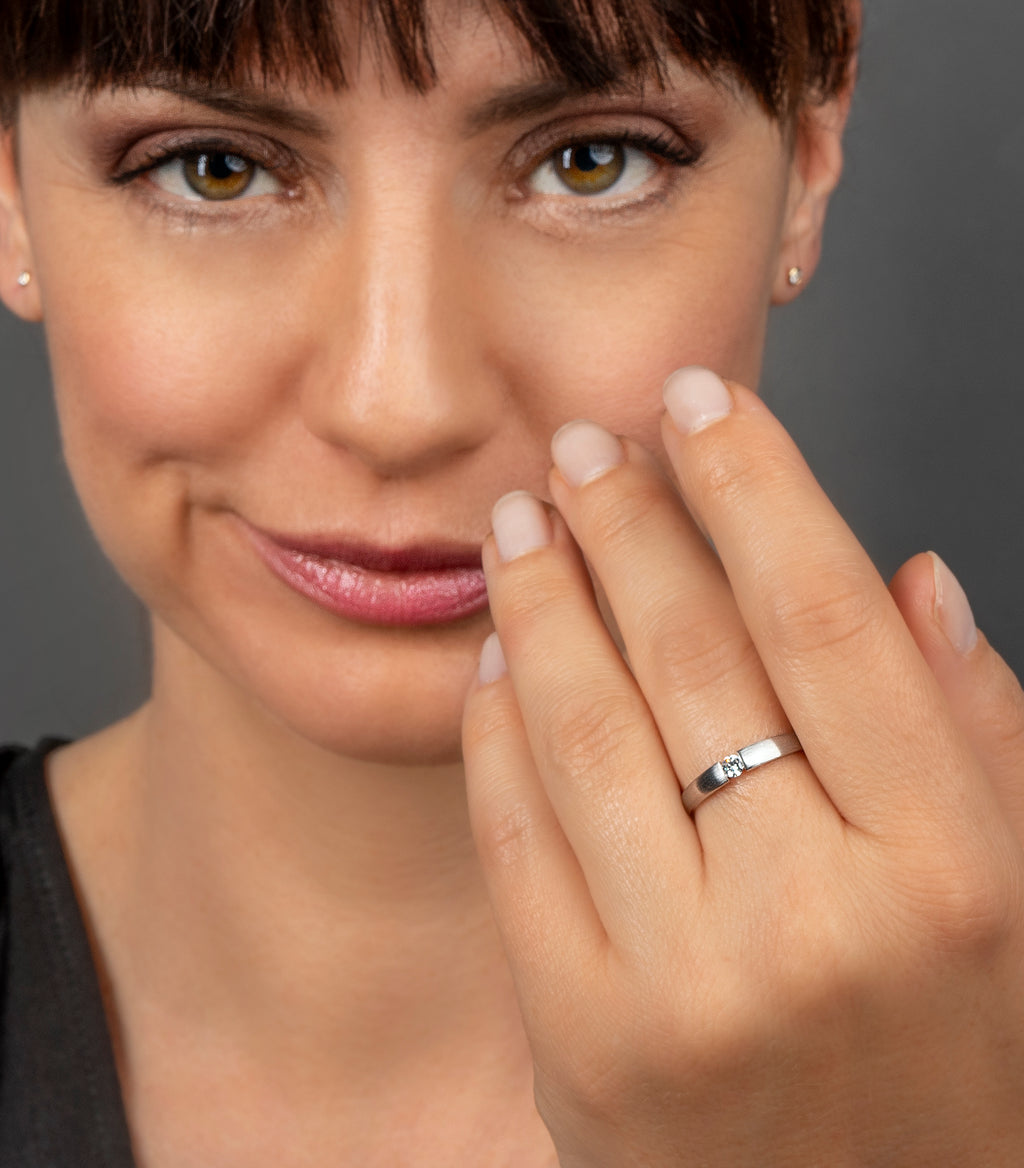 Diamantring aus 585er Weißgold, 0,03 ct – Trageansicht 4