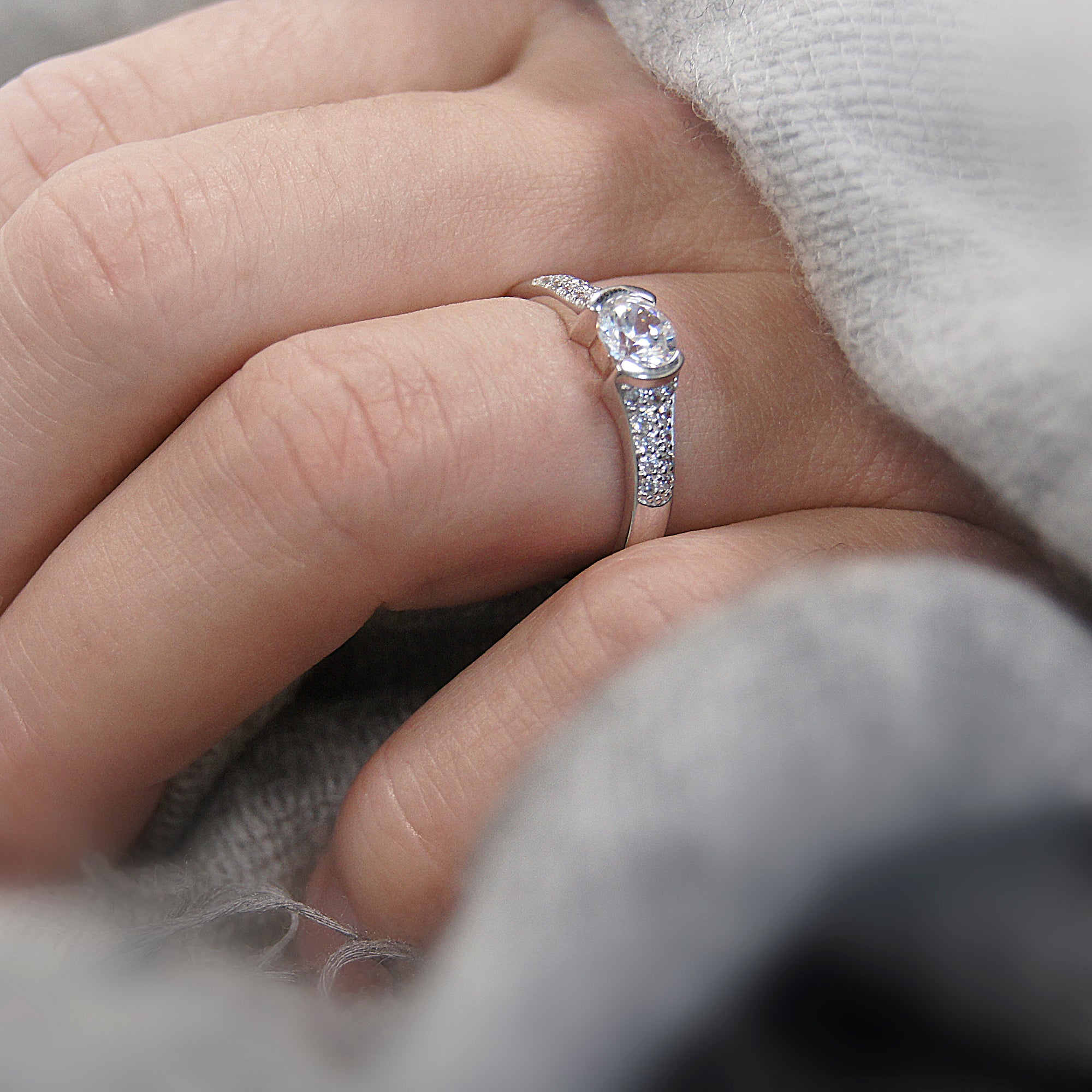 Zirkonia Ring aus 333er Weißgold von ONE ELEMENT – Bild 4