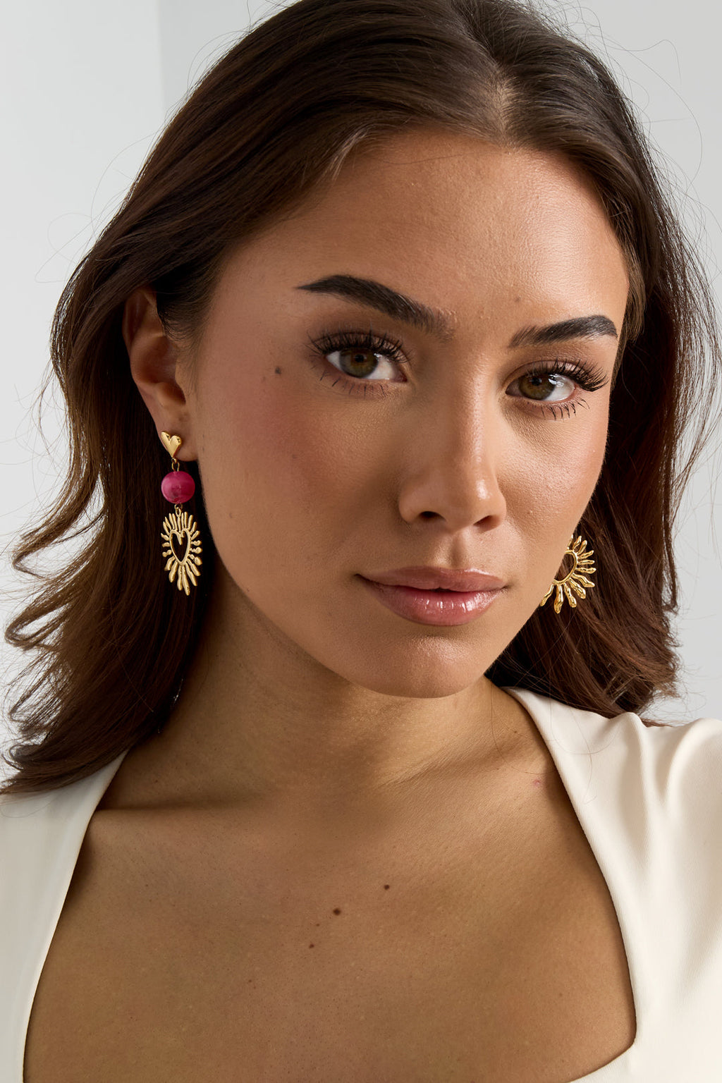 LIVAYA Ohrringe Damen Ohrhänger mit Herzmotiv und Acrylperle aus Edelstahl