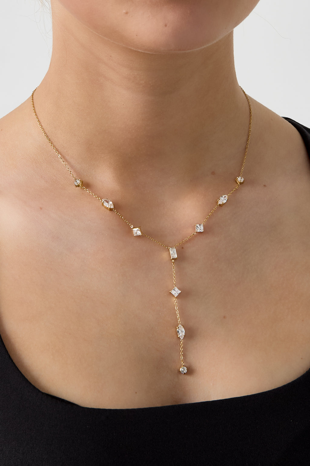 Y-Halskette aus Edelstahl mit Strass – offizielle Produktaufnahme – Bild 5