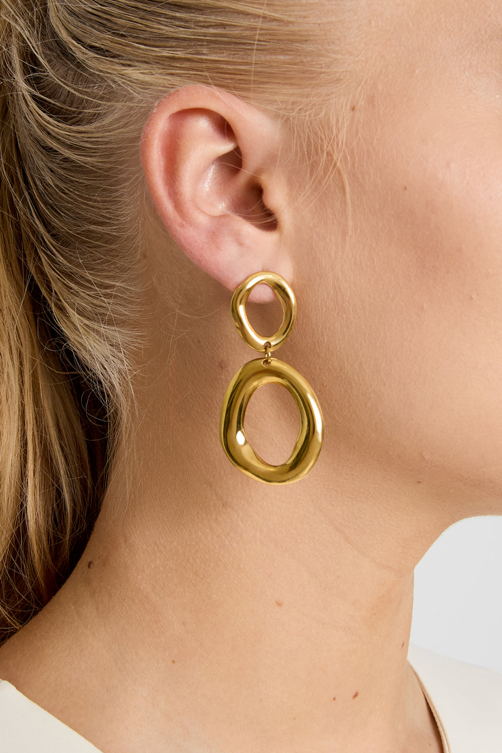 Statement-Ohrringe mit organischen Ringen