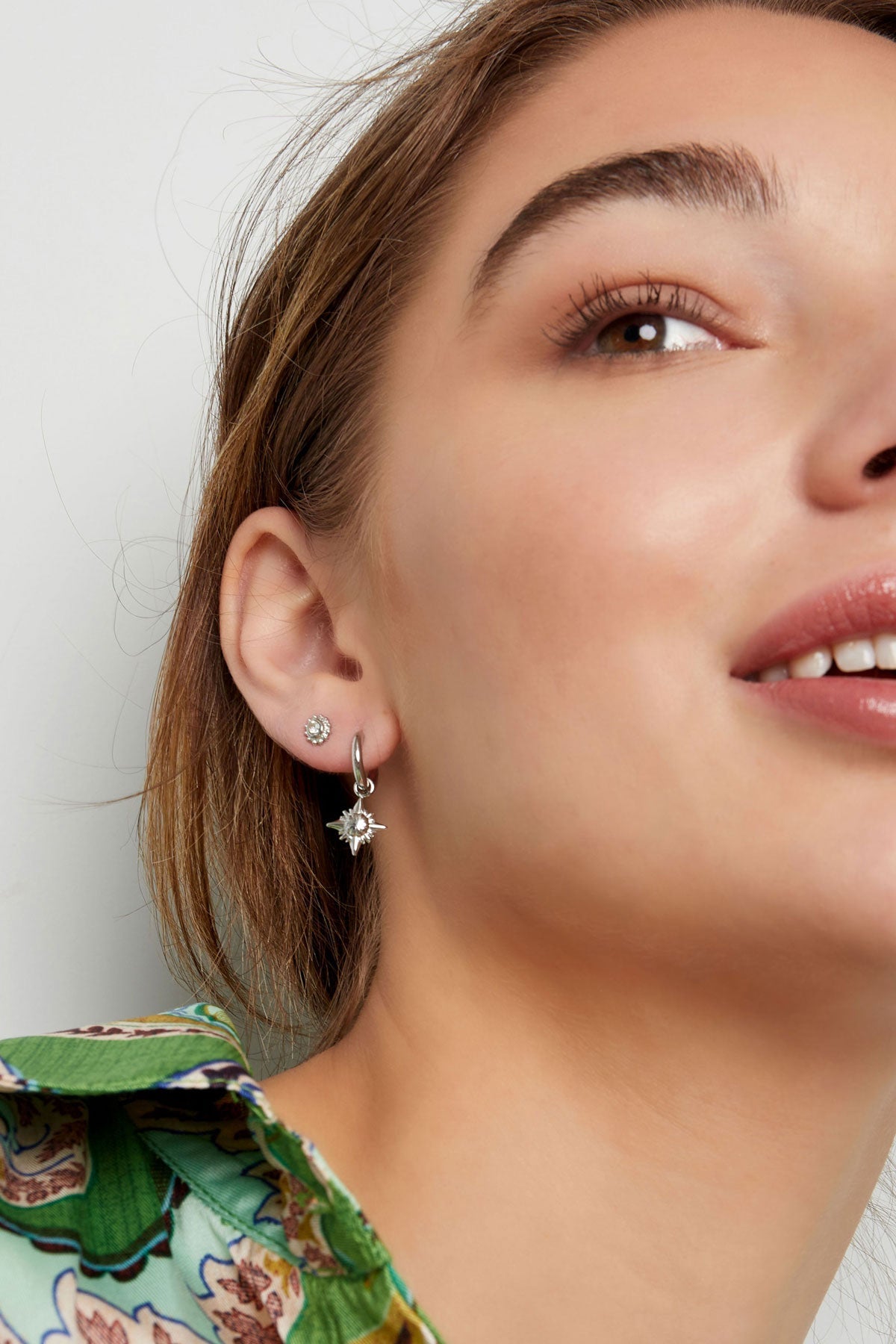 LIVAYA Mini-Blumen-Ohrstecker aus Edelstahl mit Strass