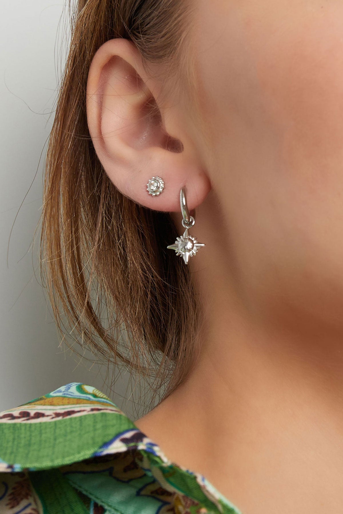 LIVAYA Mini-Blumen-Ohrstecker aus Edelstahl mit Strass