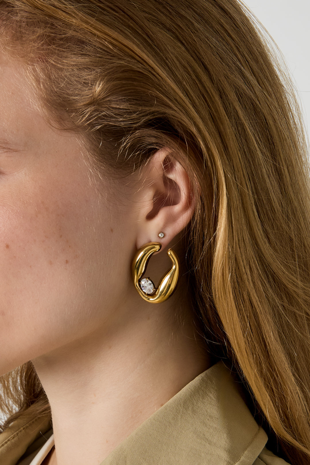 LIVAYA Ohrstecker in unregelmäßiger Form aus Edelstahl mit Strass