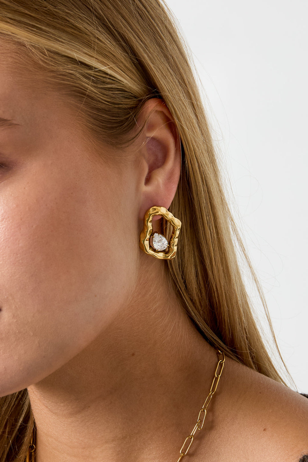 LIVAYA Ohrstecker mit geometrischer Form und Strass aus Edelstahl