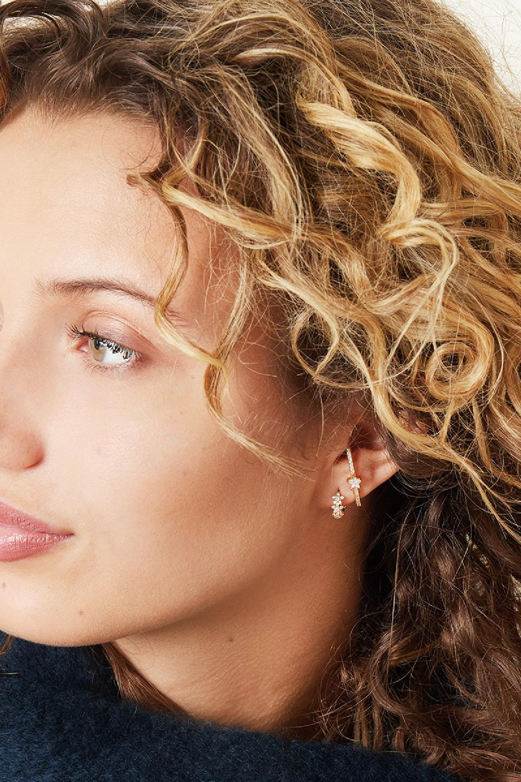 LIVAYA Creolen mit Stern-Design und Strass aus Kupfer