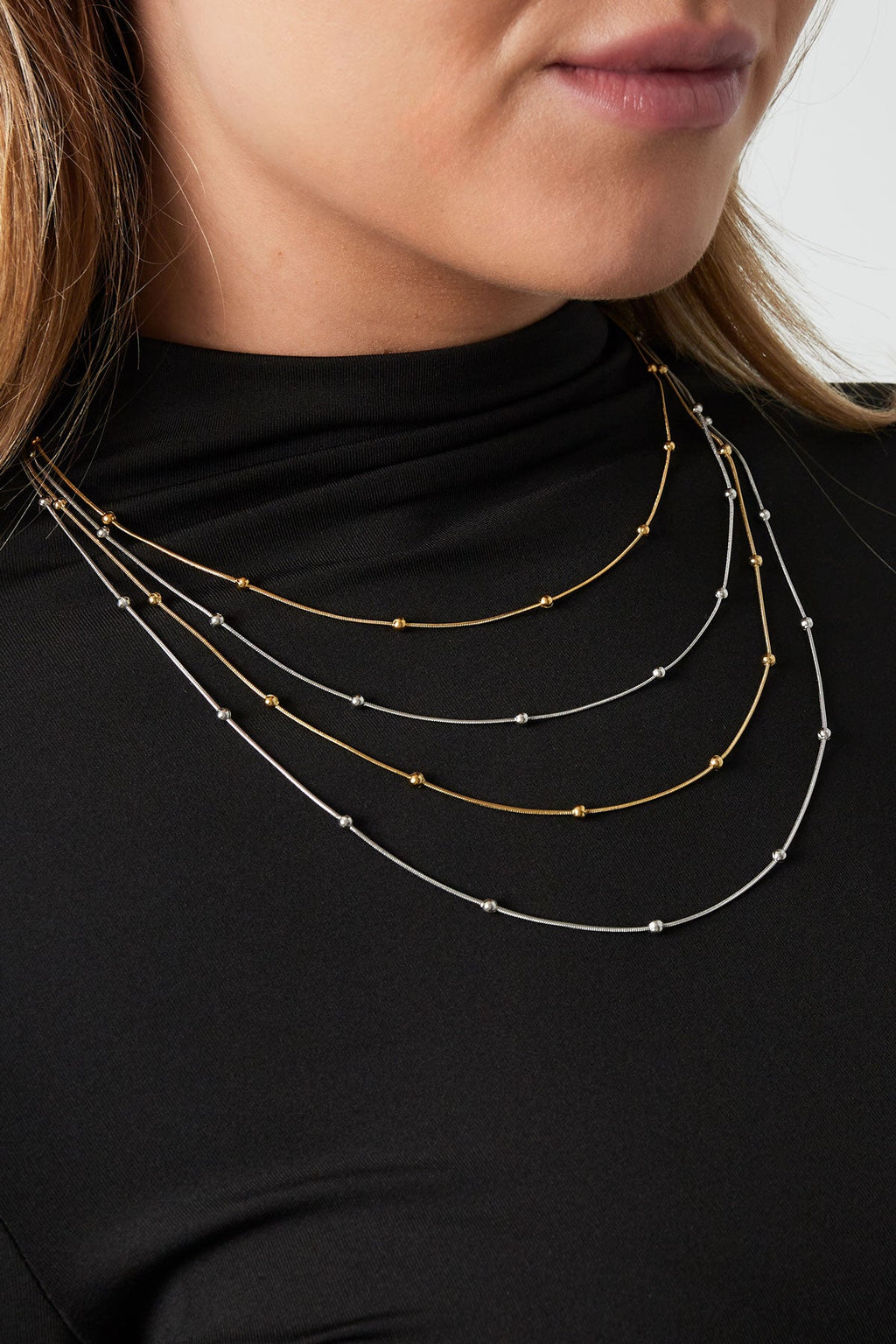 LIVAYA Layering-Halskette mit vier Reihen und Kugeldetails