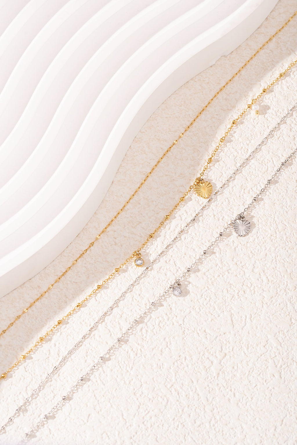 LIVAYA Layering-Halskette mit Herzanhänger, Imitationsperle und Strassstein