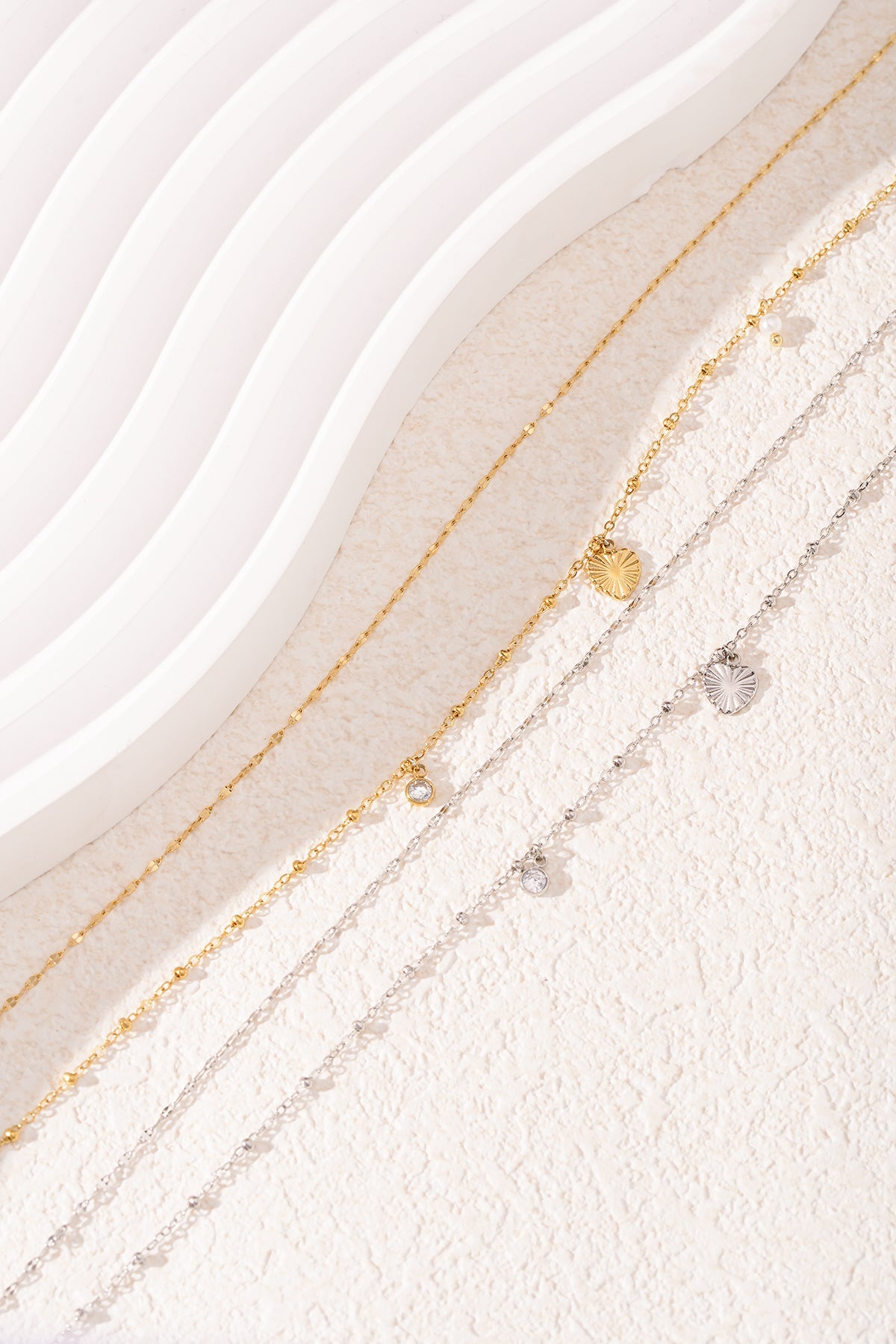 LIVAYA Layering-Halskette mit Herzanhänger, Imitationsperle und Strassstein