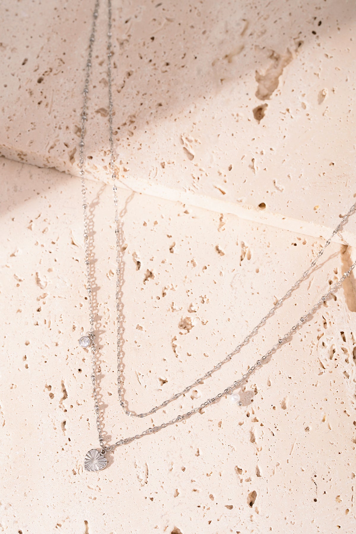 LIVAYA Layering-Halskette mit Herzanhänger, Imitationsperle und Strassstein