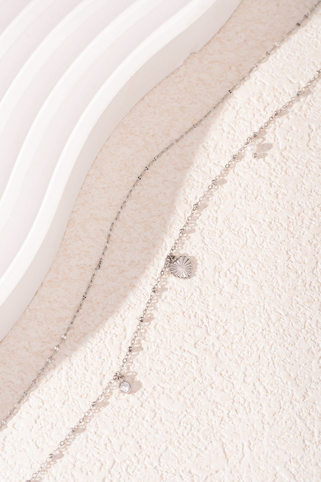 LIVAYA Layering-Halskette mit Herzanhänger, Imitationsperle und Strassstein