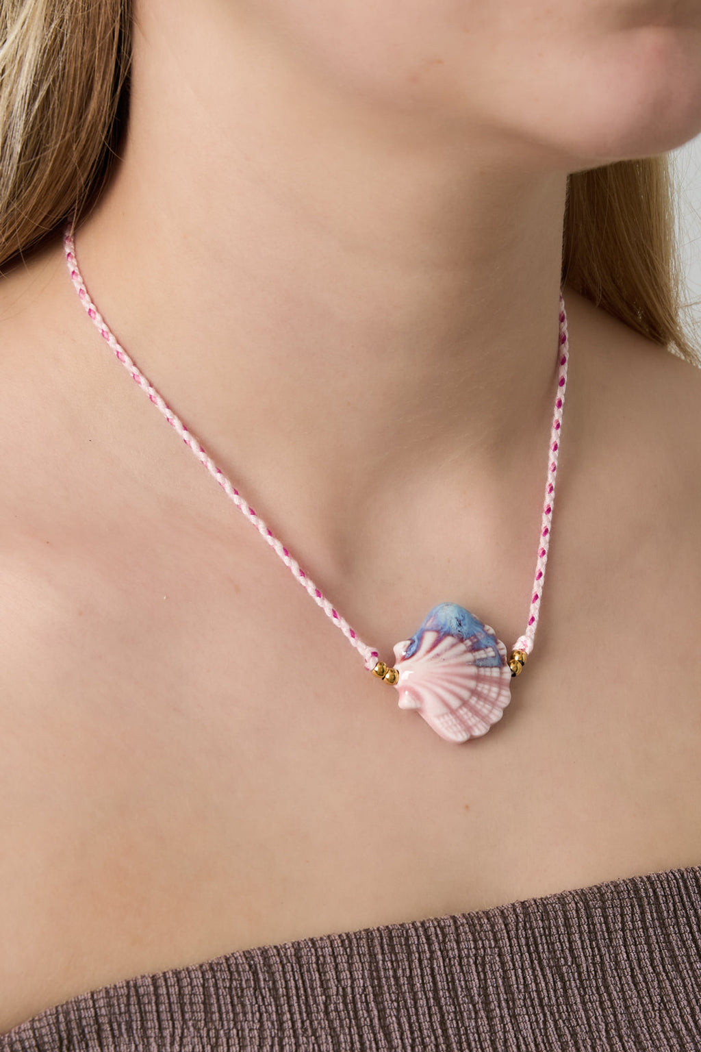 LIVAYA Anhängerkette mit Muschelmotiv und geflochtenem Band