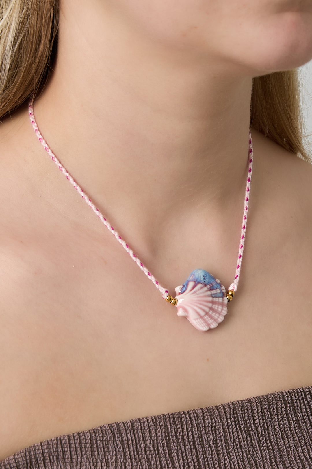 LIVAYA Anhängerkette mit Muschelmotiv und geflochtenem Band