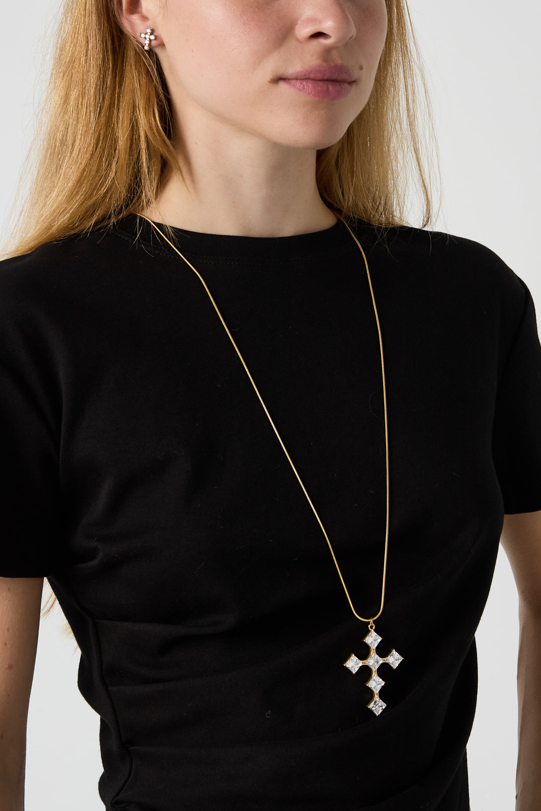 LIVAYA Lange Anhängerkette aus Edelstahl mit Strass-Kreuz